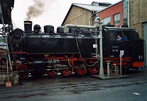 99 747 am 12.9.2004 vor dem Lokschuppen in Oberwiesenthal